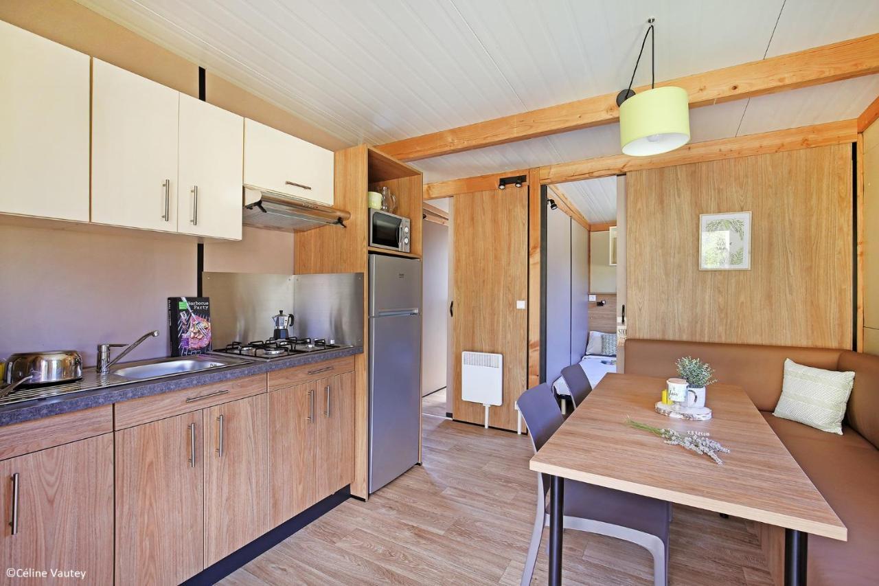 Camping Des Loisirs Evron Otel Oda fotoğraf