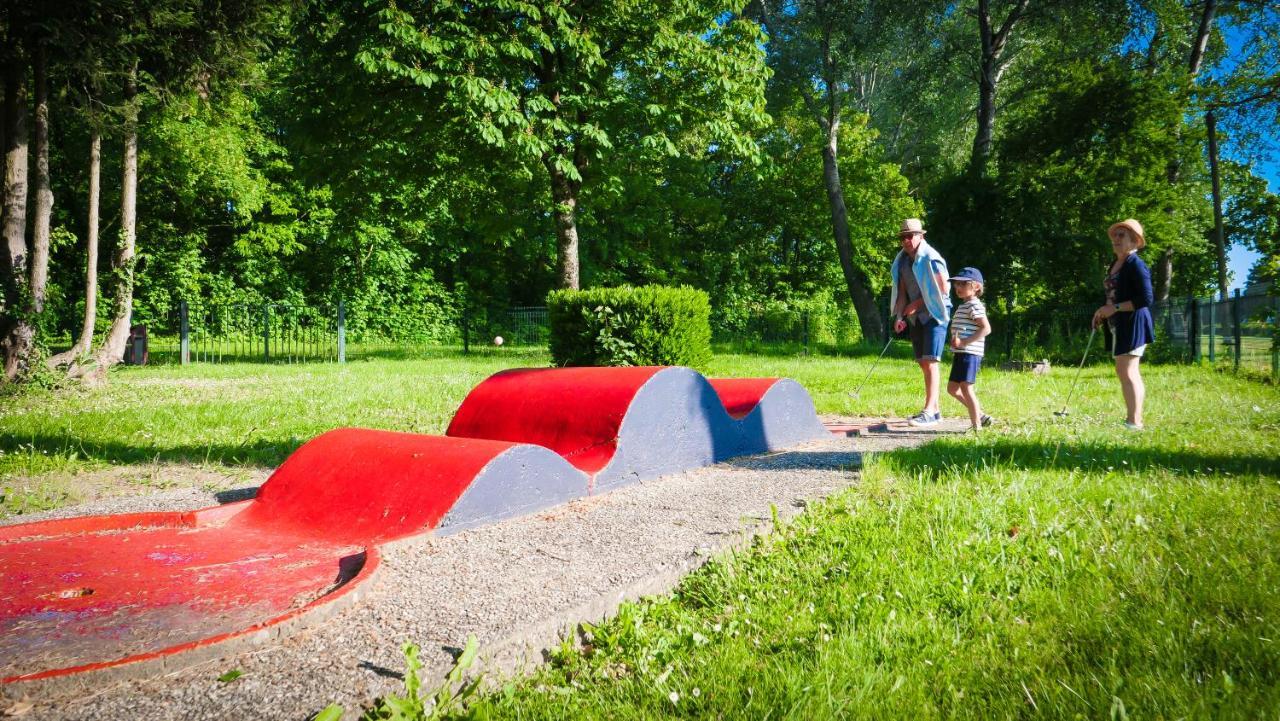 Camping Des Loisirs Evron Otel Dış mekan fotoğraf